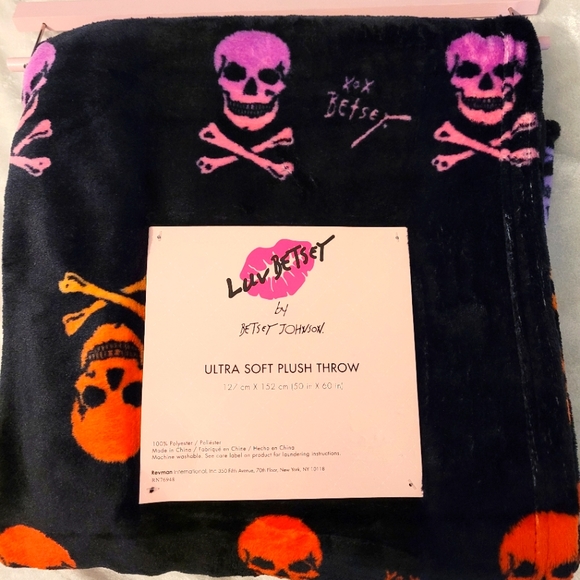 Betsey Johnson Other - NWT Betsey Johnson Skull blanket!
